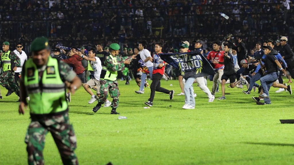 174 muertos durante un partido de fútbol en Indonesia