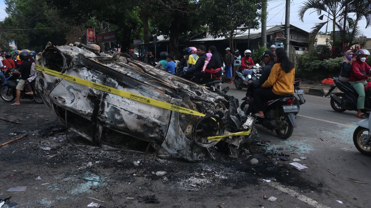 Un coche quemado en los disturbios tras un partido de fútbol en Indonesia que ha dejado al menos 174 muertos.