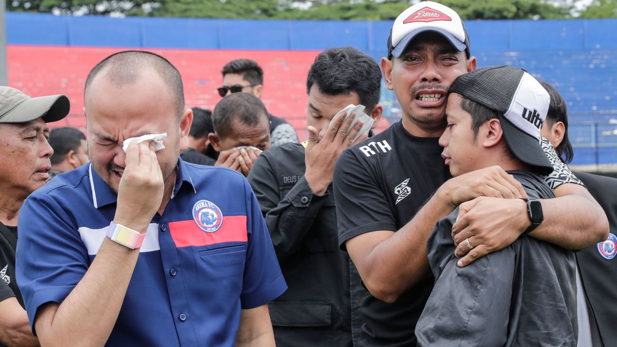 At least 125 people killed during a stampede following a soccer match riot in Malang At least 125 people killed during a stampede following a soccer match riot in Malang