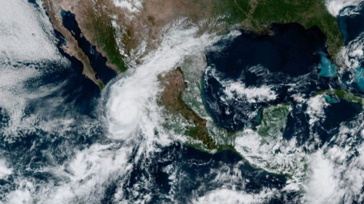 El huracán Orlene, a punto de tocar tierra en México
