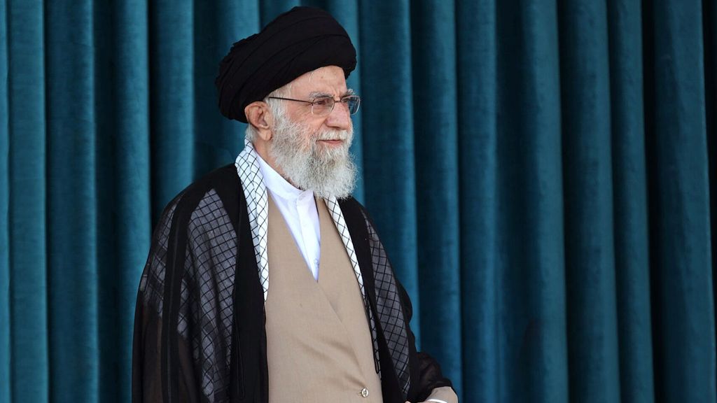 El lider supremo de Irán defiende la dura represión en las manifestaciones que han dejado un centenar de muertos