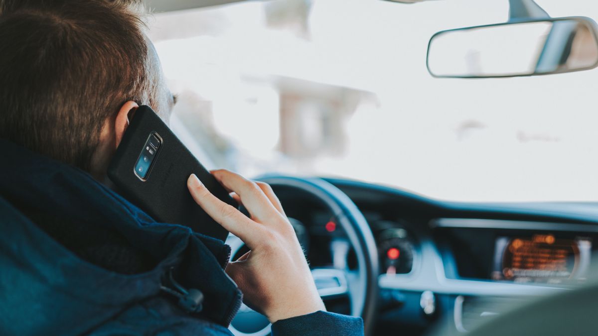 Hablar por el móvil mientras se conduce, una de las multas principales