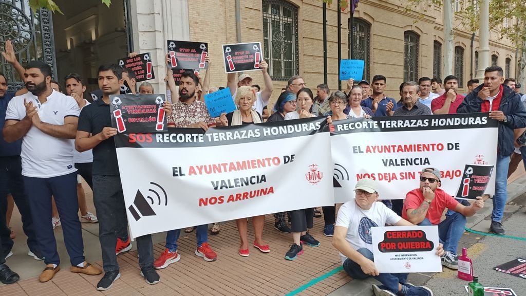 Hosteleros protestan ante el Ayuntamiento de Valencia contra el recorte de terrazas en plaza Honduras