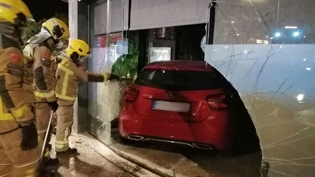 Un conductor se queda dormido y se empotra contra un restaurante