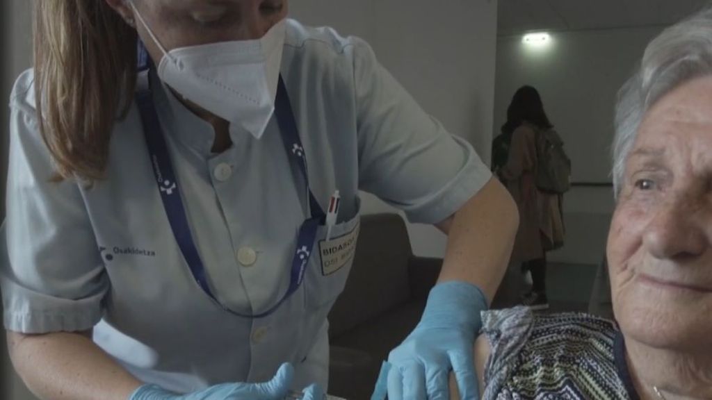 Andalucía empieza a poner hoy las vacunas del covid y de la gripe a la vez a los más mayores
