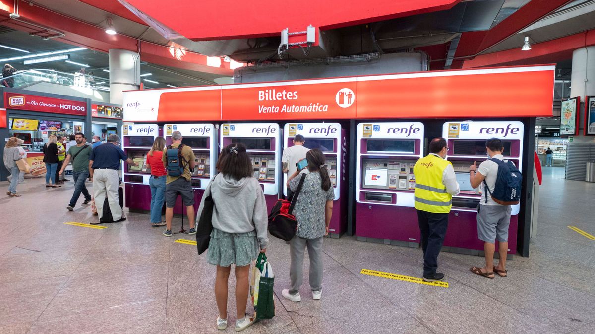 Varias personas adquieren sus billetes en las taquillas de venta automática de la estación de tren de Atocha, a 1 de septiembre de 2022, en Madrid (España).