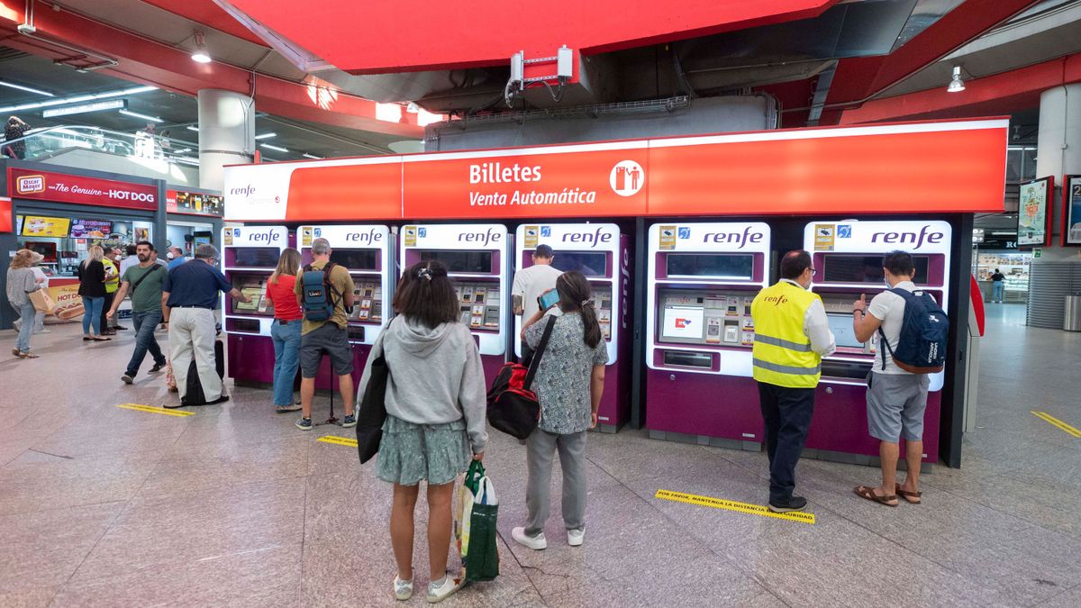 Varias personas adquieren sus billetes en las taquillas de venta automática de la estación de tren de Atocha, a 1 de septiembre de 2022, en Madrid (España). Varias personas adquieren sus billetes en las taquillas de venta automática de la estación de tren de Atocha, a 1 de septiembre de 2022, en Madrid (España).