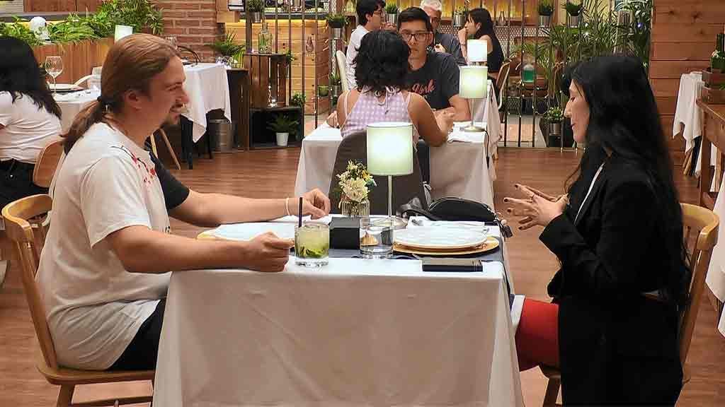 Álex y Sue durante su cita en 'First Dates'