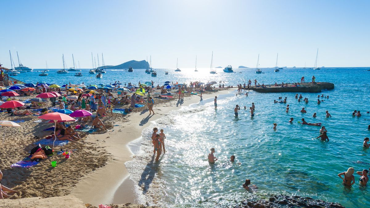 Bañistas en Ibiza (Baleares) a 9 de agosto de 2022.