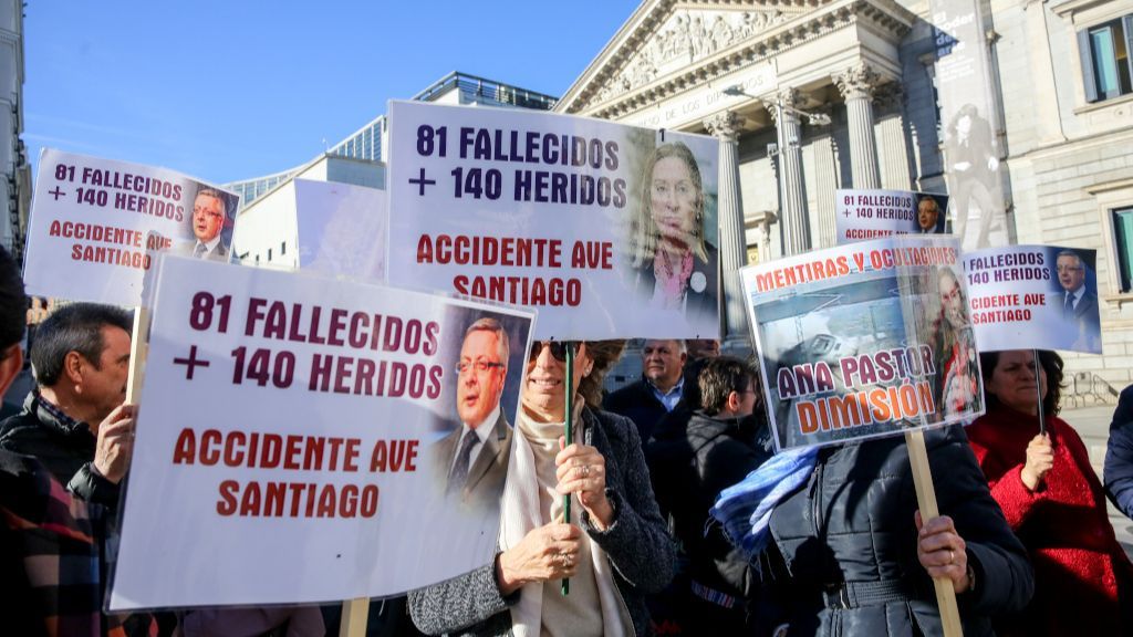Concentración de las víctimas frente al Congreso de los Diputados, en Madrid.