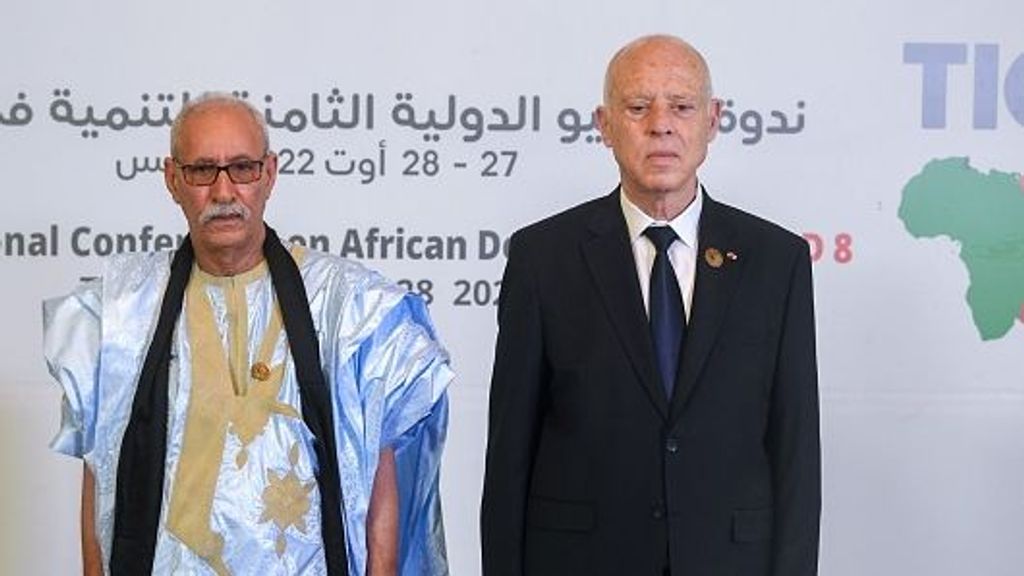 El presidente tunecino, Kais Saied, da la bienvenida a Brahim Ghali, líder del Frente Polisario, en la Octava Conferencia Internacional de Tokio sobre el Desarrollo Africano en Túnez, Túnez, el 27 de agosto de 2022