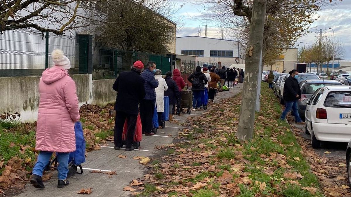 Imagen de archivo de personas haciendo cola en el Banco de Alimentos de Lugo. Imagen de archivo de personas haciendo cola en el Banco de Alimentos de Lugo.