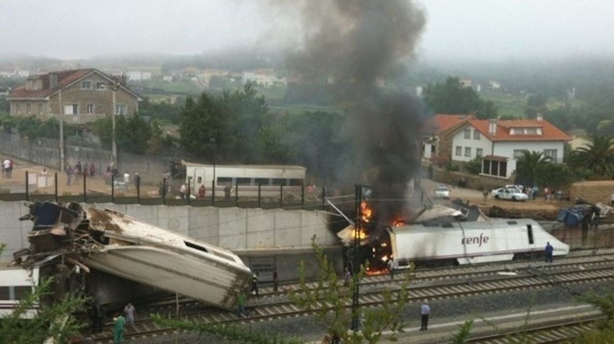 Imagen del tren que descarriló en el barrio compostelano de Angrois el 24 de julio de 2013.