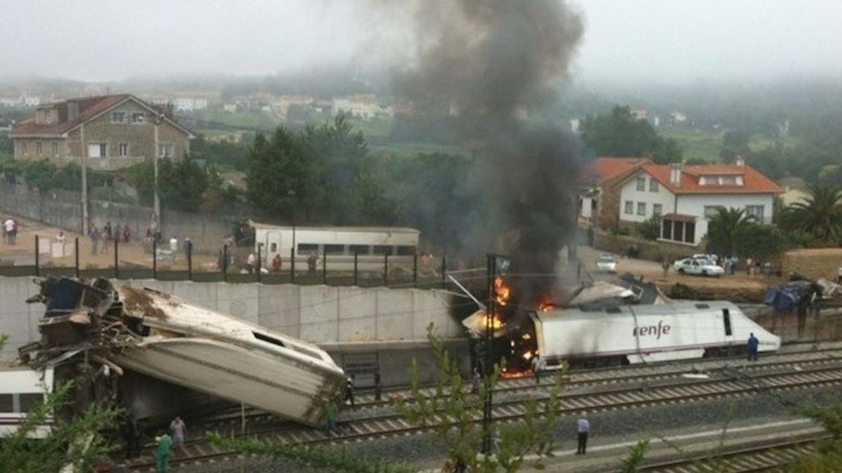 Imagen del tren que descarriló en el barrio compostelano de Angrois el 24 de julio de 2013. Imagen del tren que descarriló en el barrio compostelano de Angrois el 24 de julio de 2013.