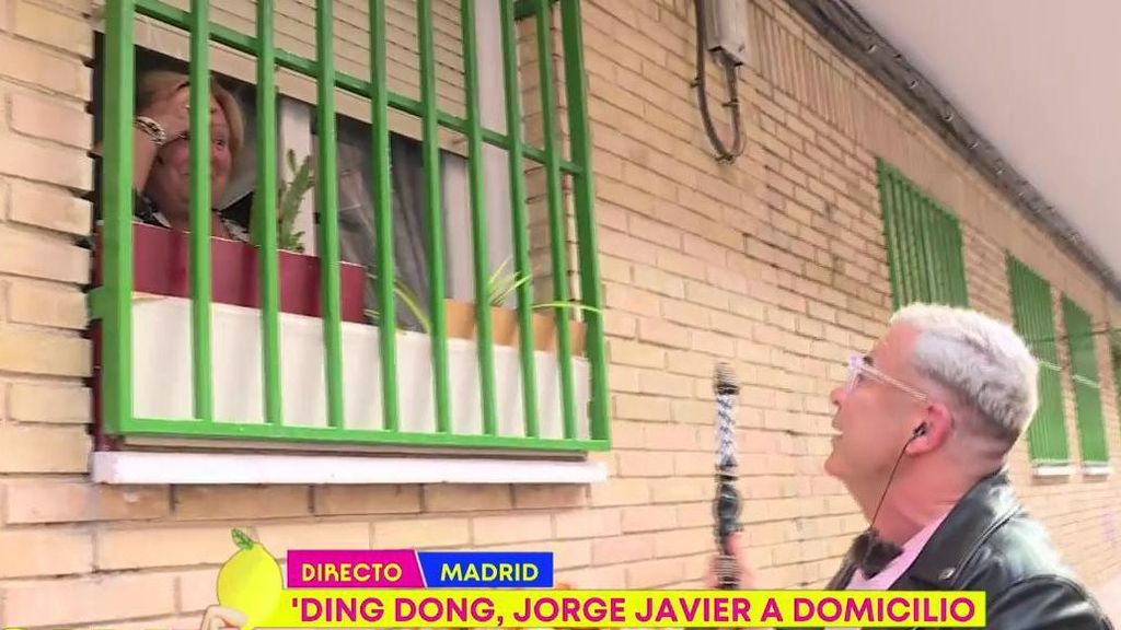 Jorge Javier estrena su sección y sorprende a una fan de 'Sálvame' al llamar a la puerta de su casa