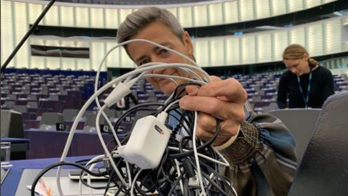 La comisaría Europea que impulsa el cargador único, Margrethe Vestager, muestra los cables de los que se van a librar los usuarios de la UE