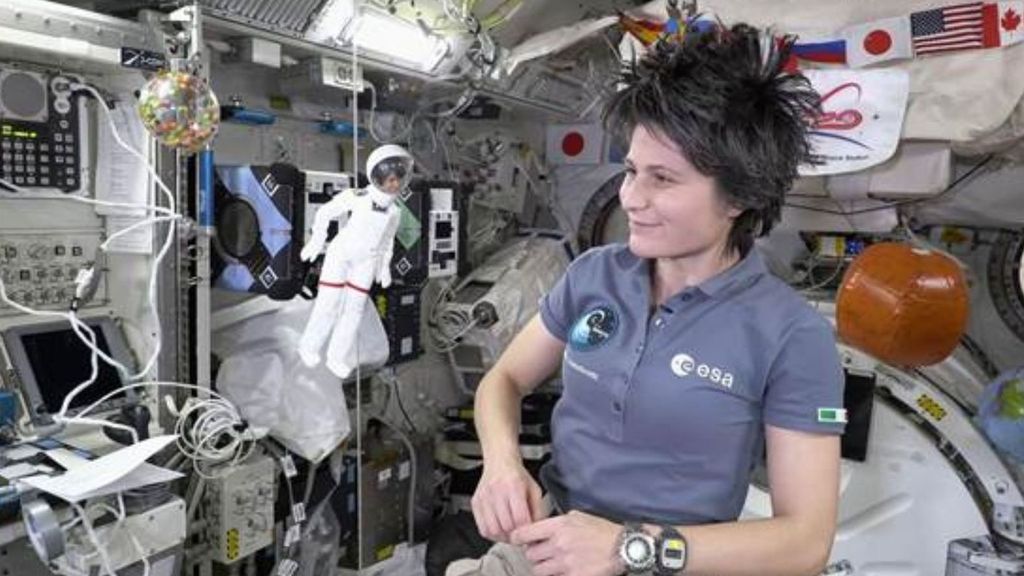La primera comandante astronauta, Samantha Cristoforetti viajó al espacio con su Barbie