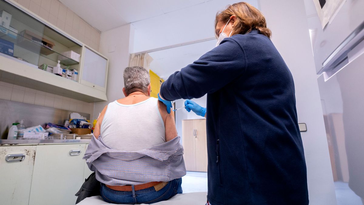 La vacuna contra el neumococo: "Todos los mayores de 65 años deberían vacunarse con este suero de una sola dosis" La vacuna contra el neumococo: "Todos los mayores de 65 años deberían vacunarse con este suero de una sola dosis"