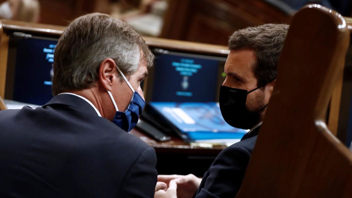 Pablo Casado conversa con el que fuera su vicesecretario de organización Territorial, Antonio González Terol, en el Congreso