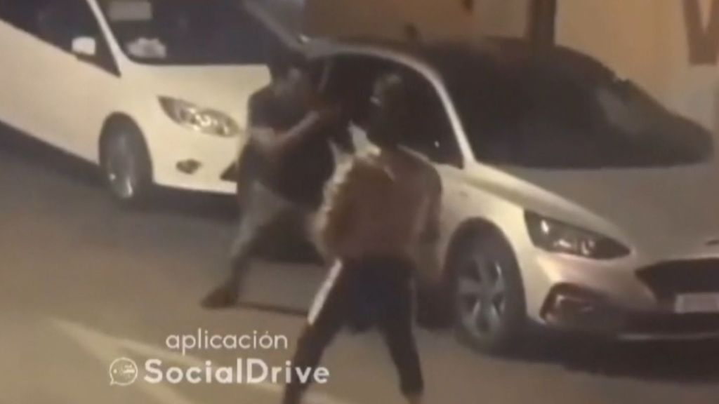 Dos hombres se enfrentan a machetazos en plena calle en Hospitalet de Llobregat