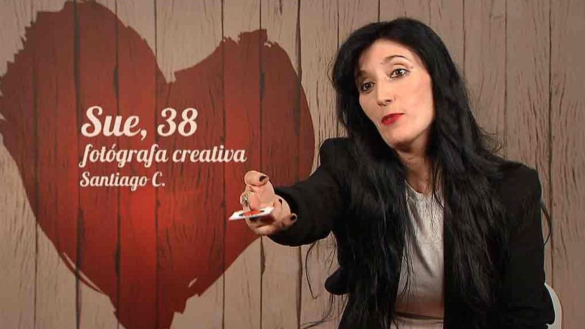 Sue, la soltera de los labios rojos y las tarjetas de ‘First Dates’: “¿Seguro que no tengo nada?”