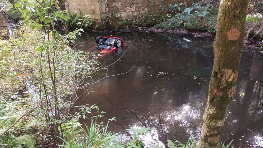 Una mujer muere en Pontevedra al caer en coche al río y un ciclista fallece en Ourense