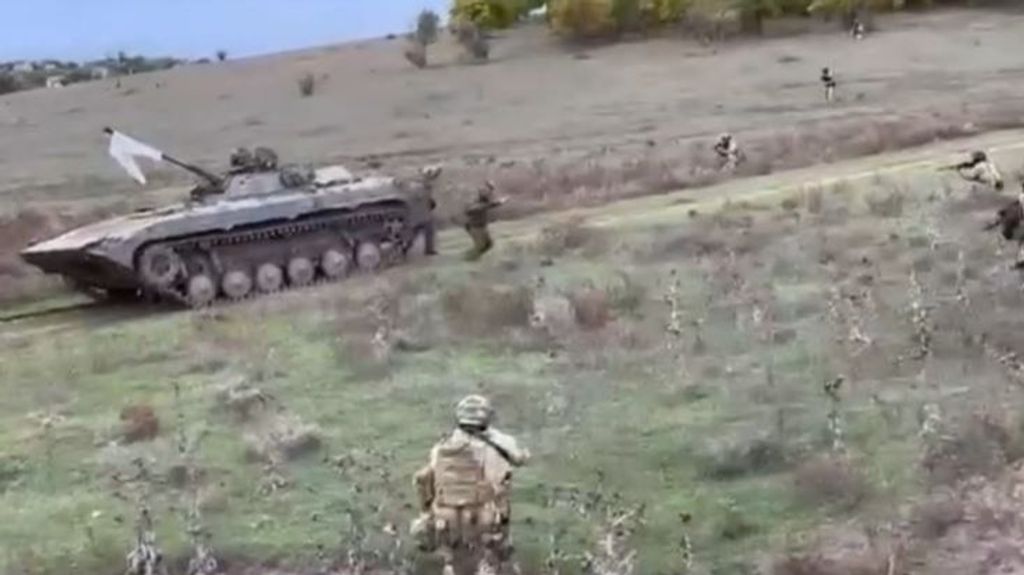 Así se rindieron los soldados de un blindado ruso ante una unidad ucraniana en Jersón