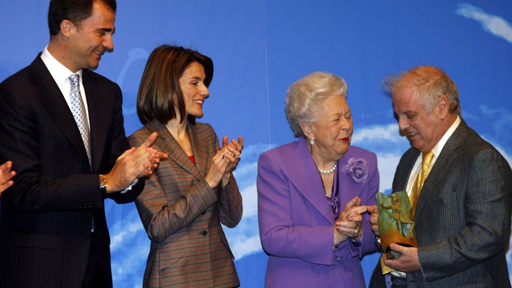 Barenboim con Felipe y Letizia siendo príncipes de Asturias le entregan el premio Vocento