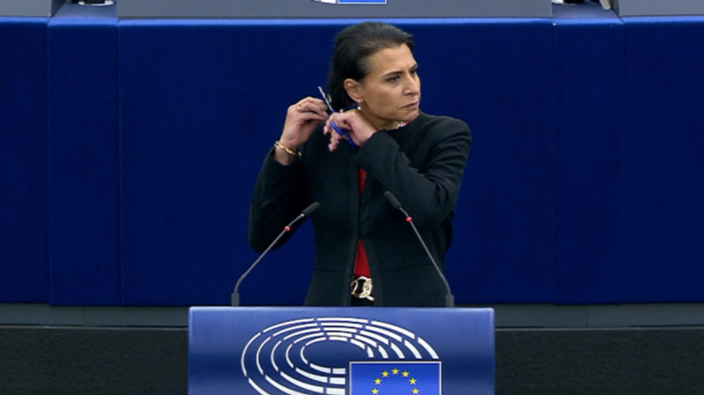 Una eurodiputada sueca se corta el pelo en el pleno del Parlamento en apoyo a las mujeres iraníes