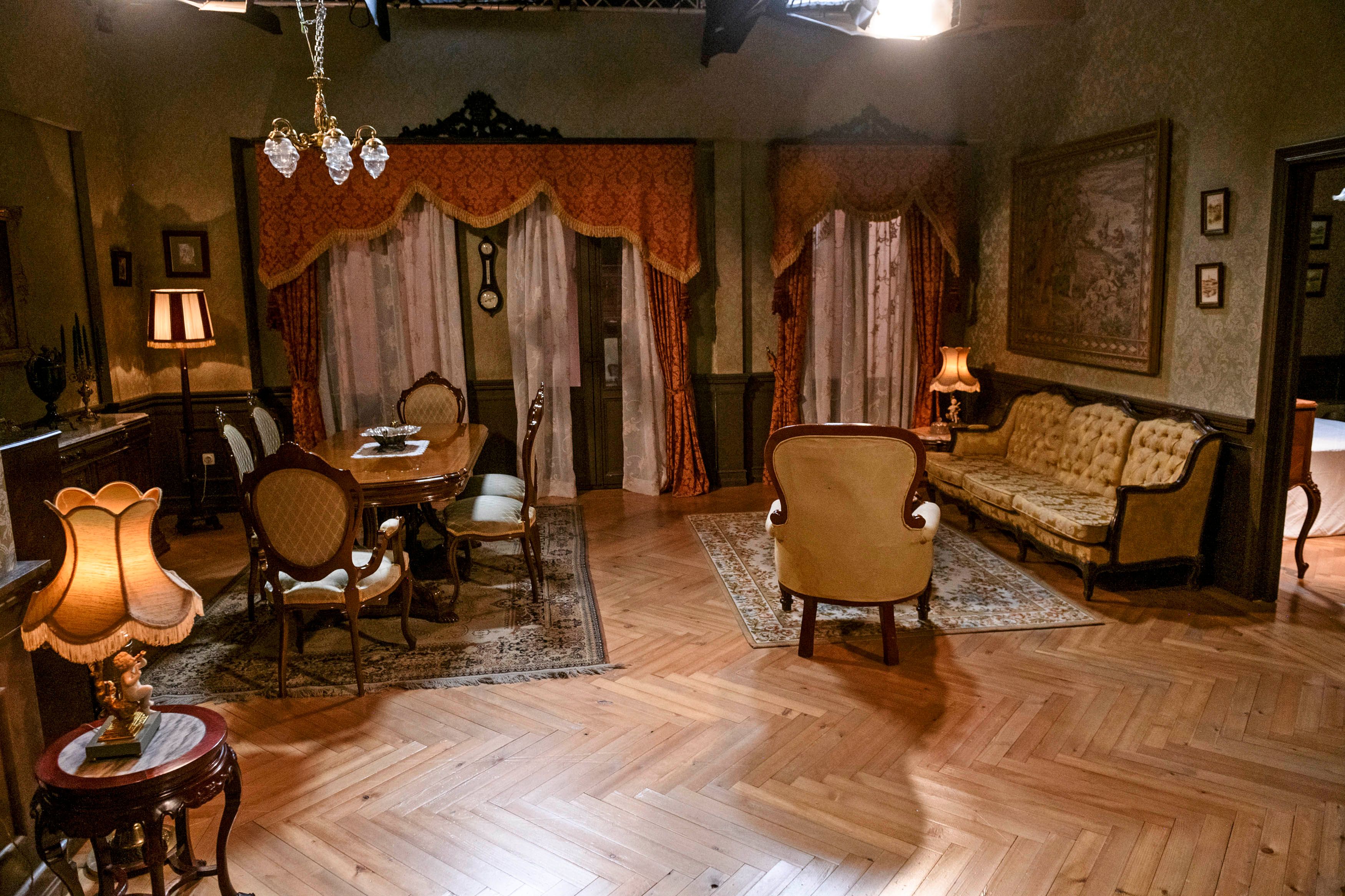 Victoria (Mamen García), una aristócrata venida a menos vive en esta casa