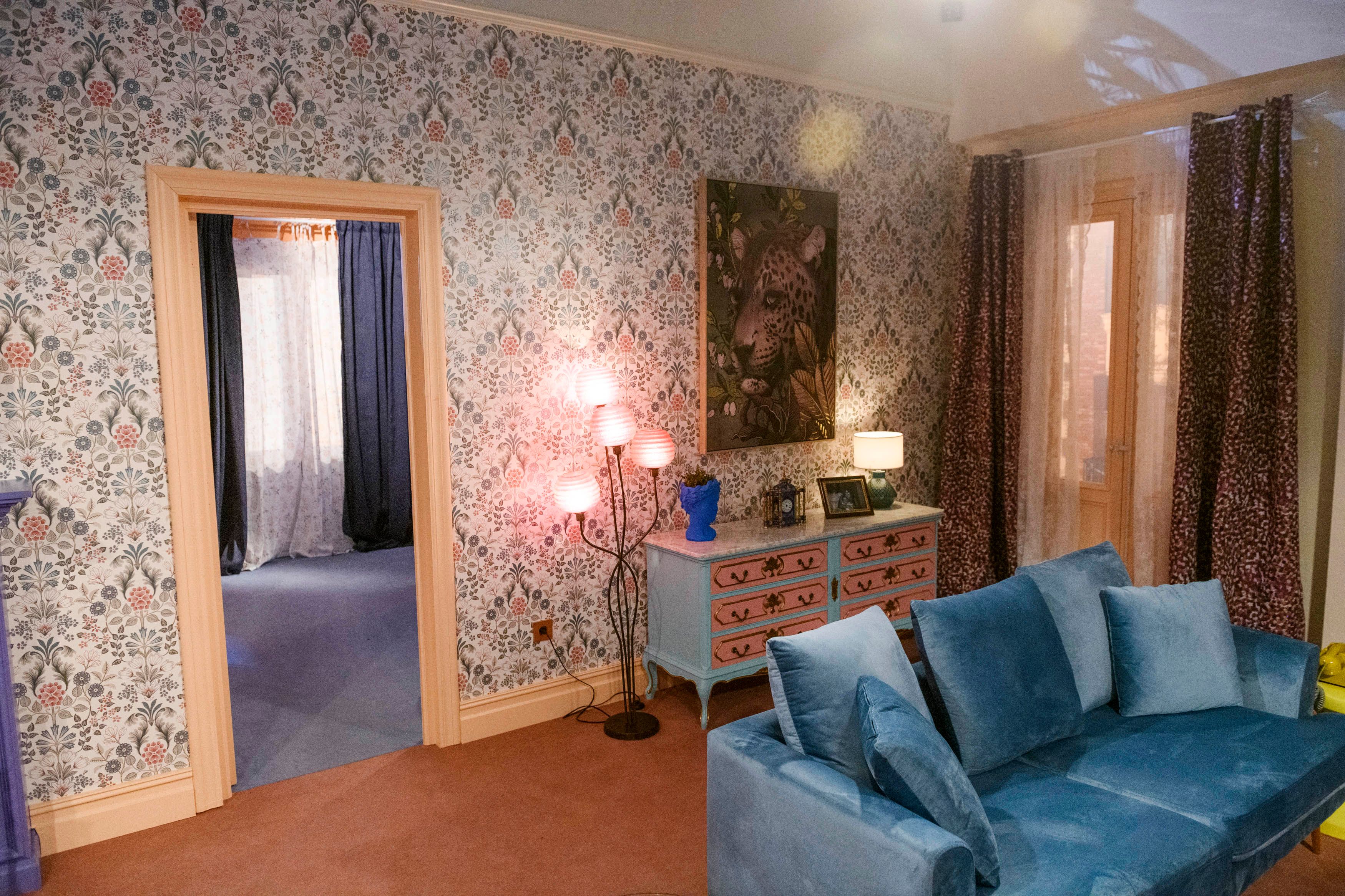 Paredes de vinilo y sofa de terciopelo, en la casa de las Morcillo