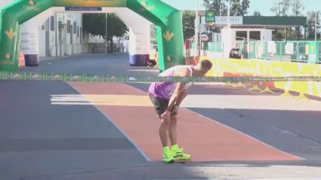 El surrealista final de una media maratón: se para justo antes de cruzar la línea de meta