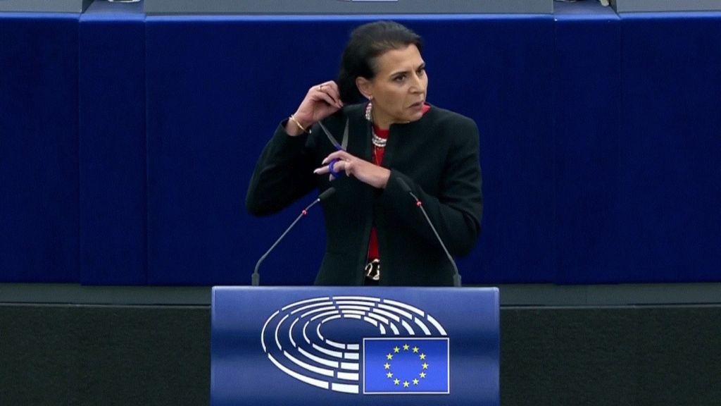 La eurodiputada sueca Abir-Al Sahlani se corta el pelo en la tribuna de la Eurocámara para honrar a las mujeres iraníes