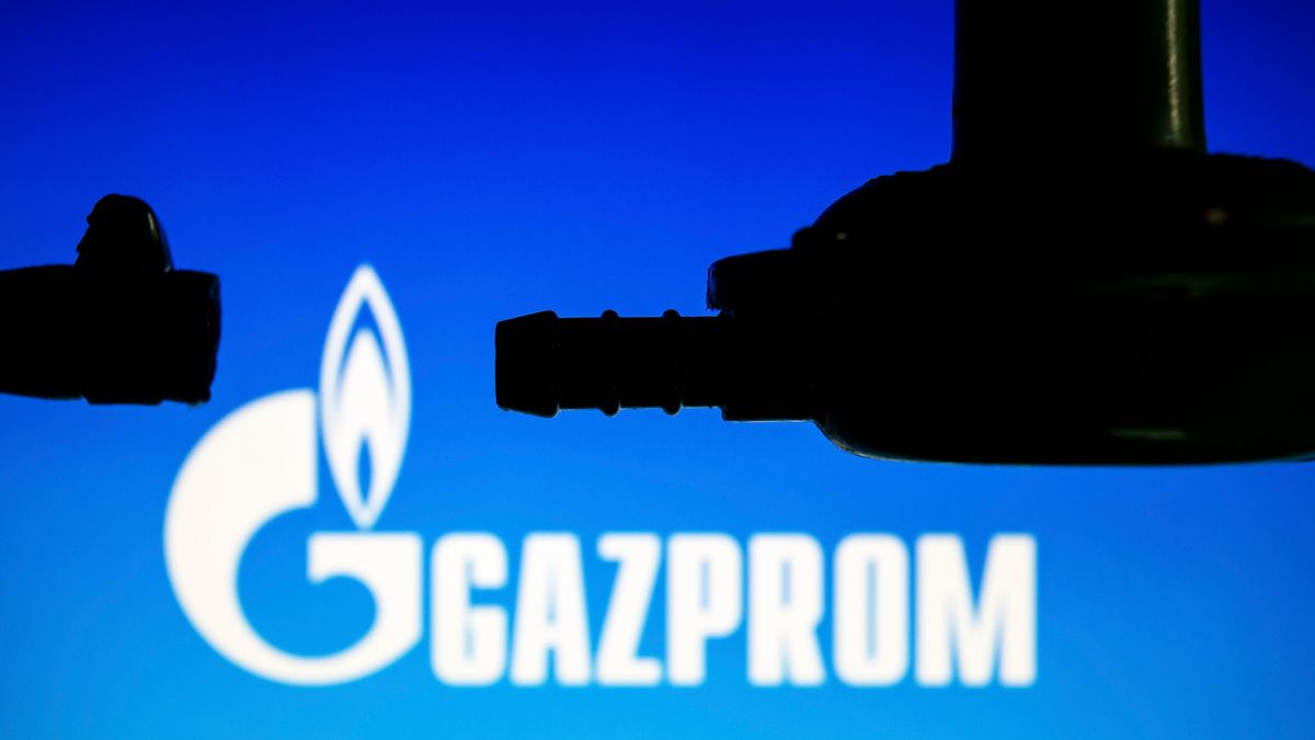 Logotipo de Gazprom junto a una tubería desconectada Logotipo de Gazprom junto a una tubería desconectada