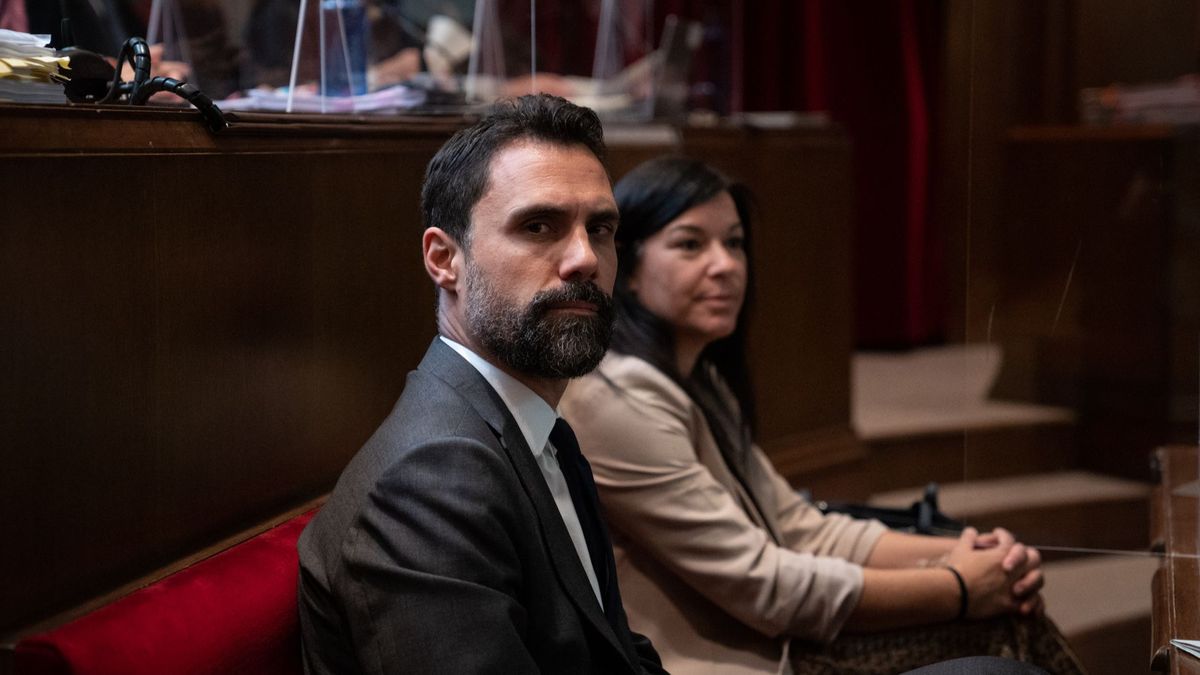 Roger Torrent, en el banquillo del TSJC junto a Adriana Delgado Roger Torrent, en el banquillo del TSJC junto a Adriana Delgado