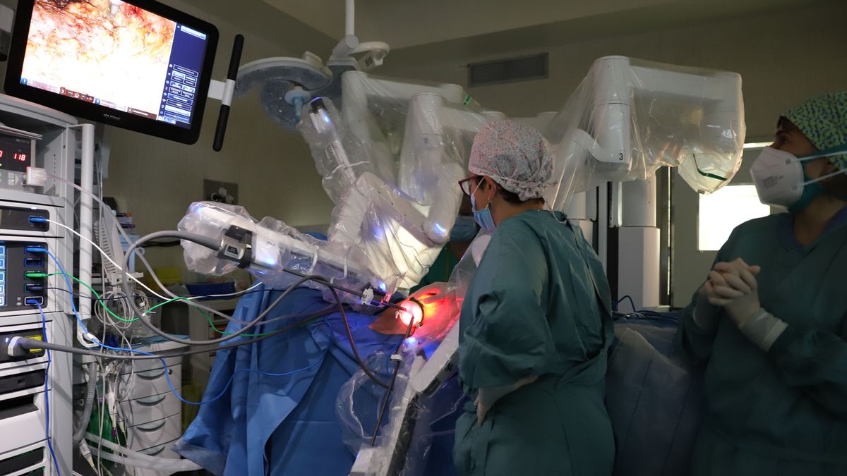 Un hospital de Badalona realiza las dos primeras mastectomías robóticas en España