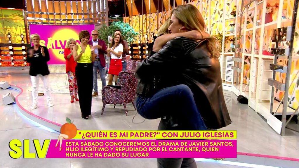 Carlota Corredera vuelve al plató de 'Sálvame' y María Patiño salta a sus brazos: "Me tiembla todo"