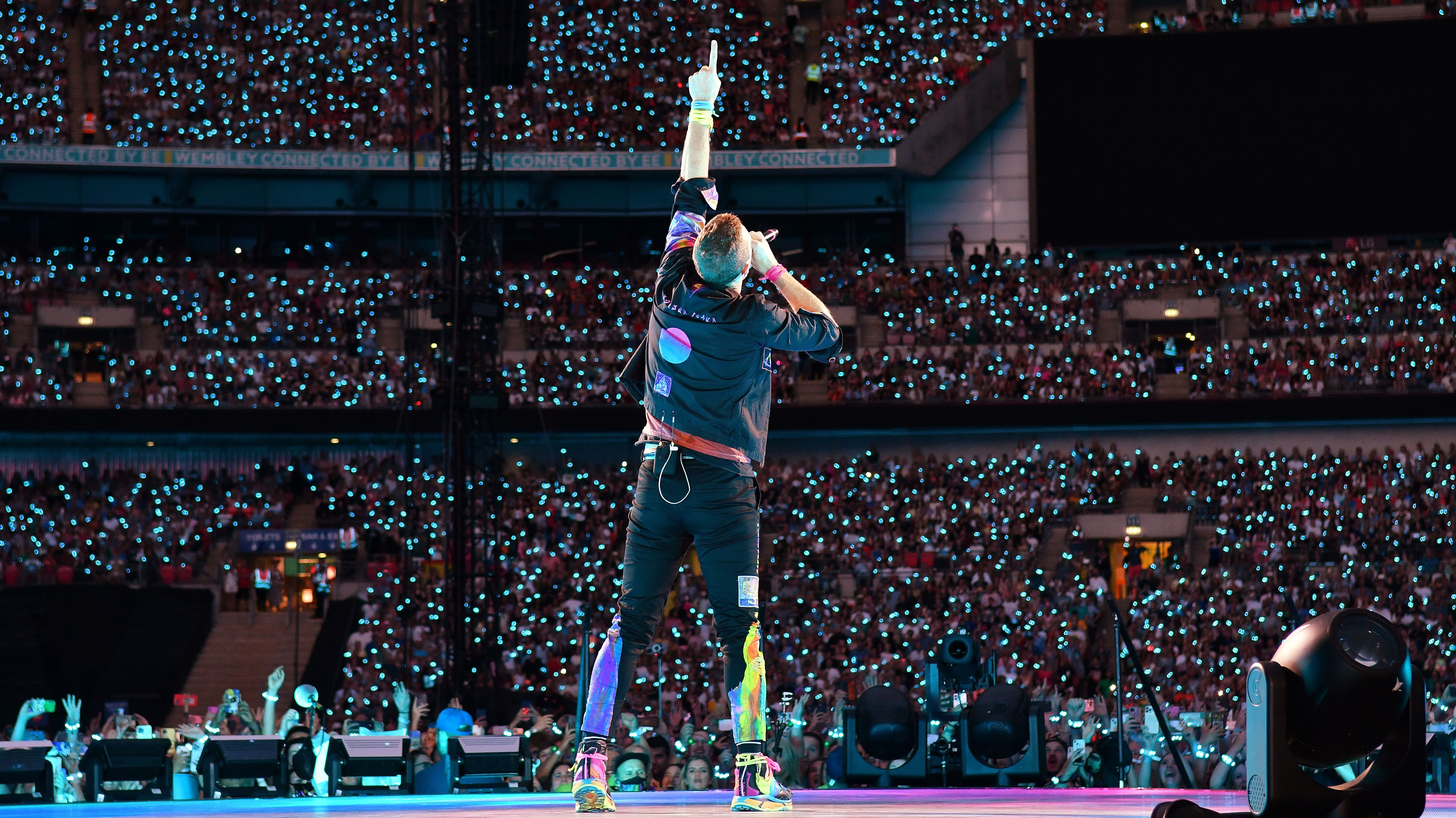 Chris Evans actuando en el Estadio Wembley