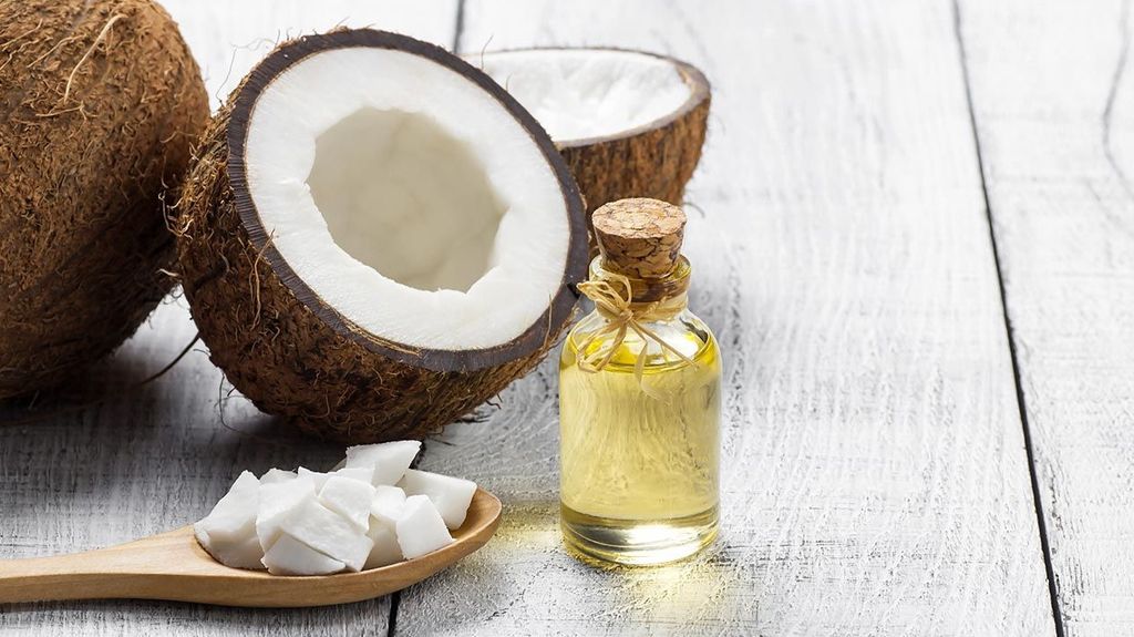 El aceite de coco te ayudará a reparar el cabello.