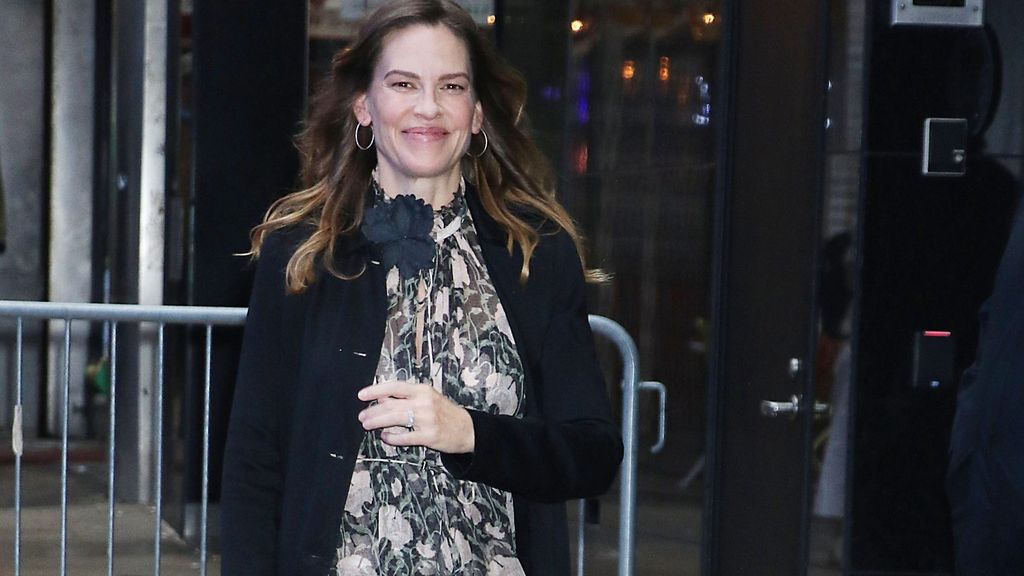 Hilary Swank madre primera vez gemelos mellizos 48 años