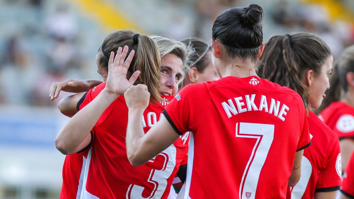 Jugadoras del Athletic celebran un gol durante un partido