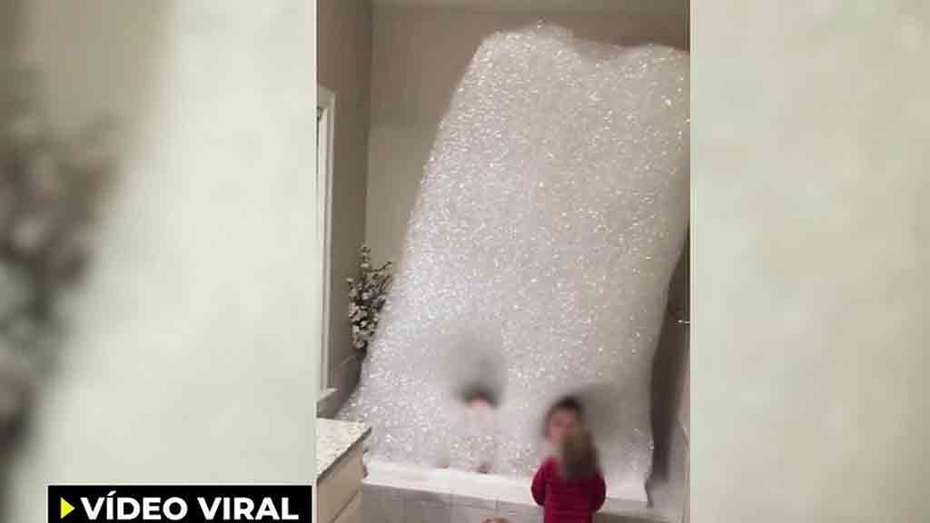 La curiosa ocurrencia de un padre para tener entretenidos a sus cuatro hijos: Una montaña de espuma