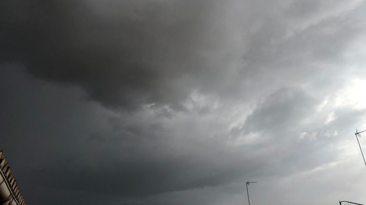 Nube negra en Granada