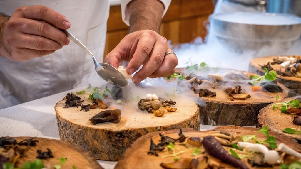 Un chef termina de preparar su plato