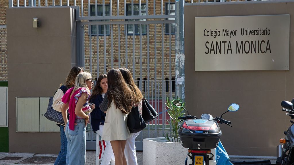 Varias alumnas en la entrada del Colegio Mayor Santa Mónica