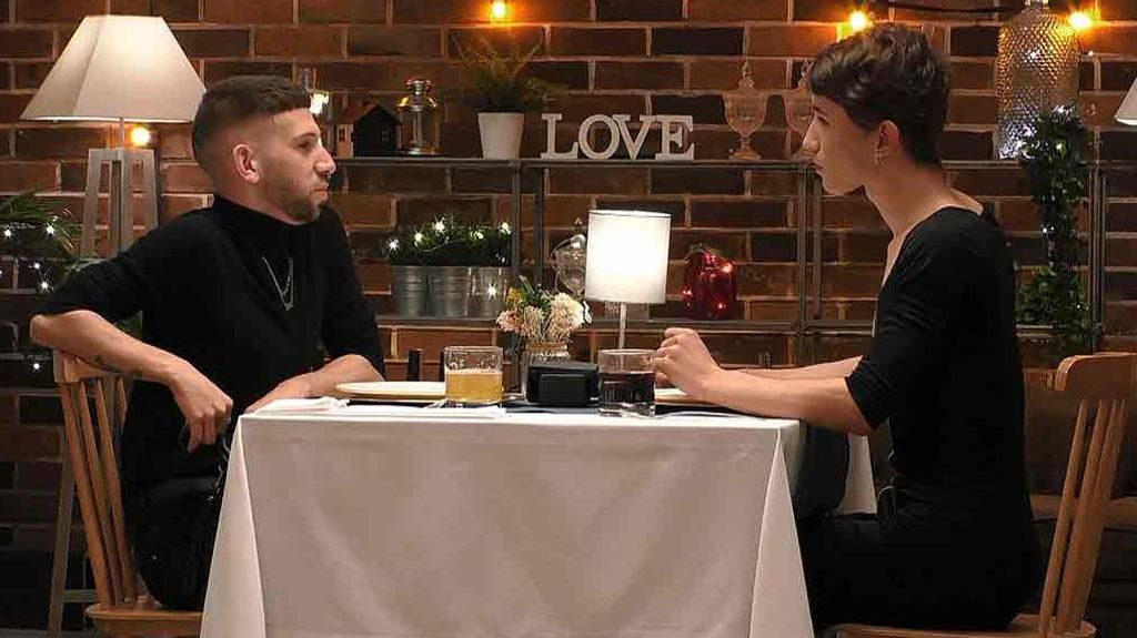 Eduard y Jesús durante su cita en 'First Dates'