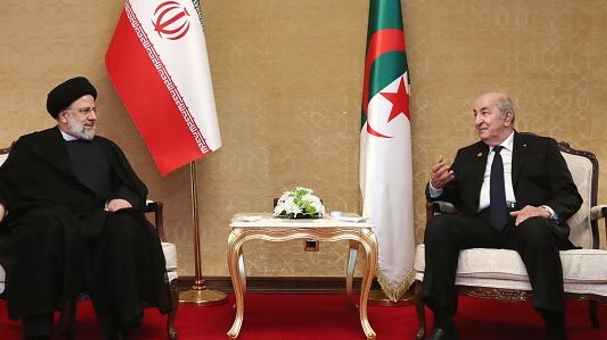 El presidente de Irán Ebrahim Raisi junto al presidente de Argelia Abdelmadjid Tebboune