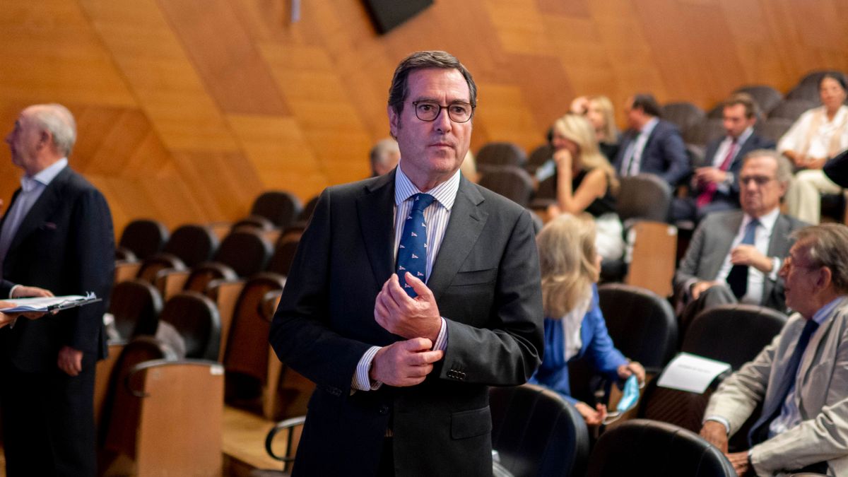 El presidente de la CEOE, Antonio Garamendi, a su llegada a la presentación de su libro ‘La Edad Democrática’, en el auditorio del Museo Nacional del Prado, a 6 de octubre de 2022, en Madrid (España).