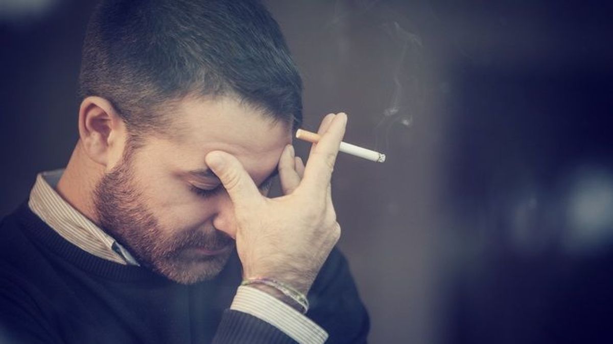 EuropaPress 4479236 hombre fumando fumador pensativo triste deprimido