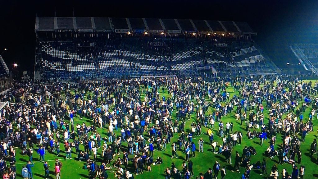 Muere un hombre y cientos de personas quedan heridas durante un partido de fútbol en Argentina